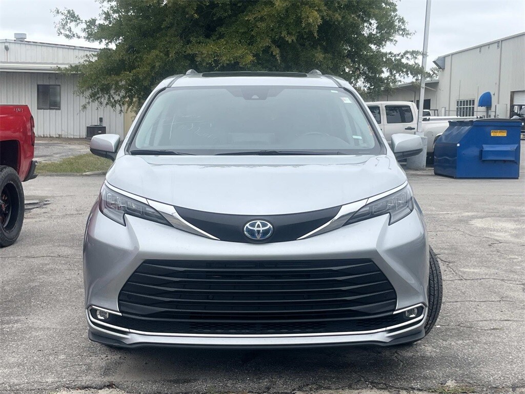 2024 Toyota Sienna XLE photo 2