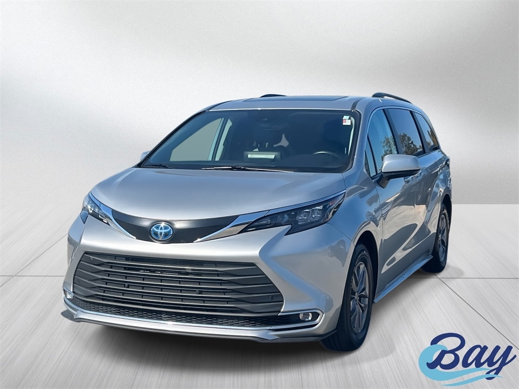 2024 Toyota Sienna XLE's photo