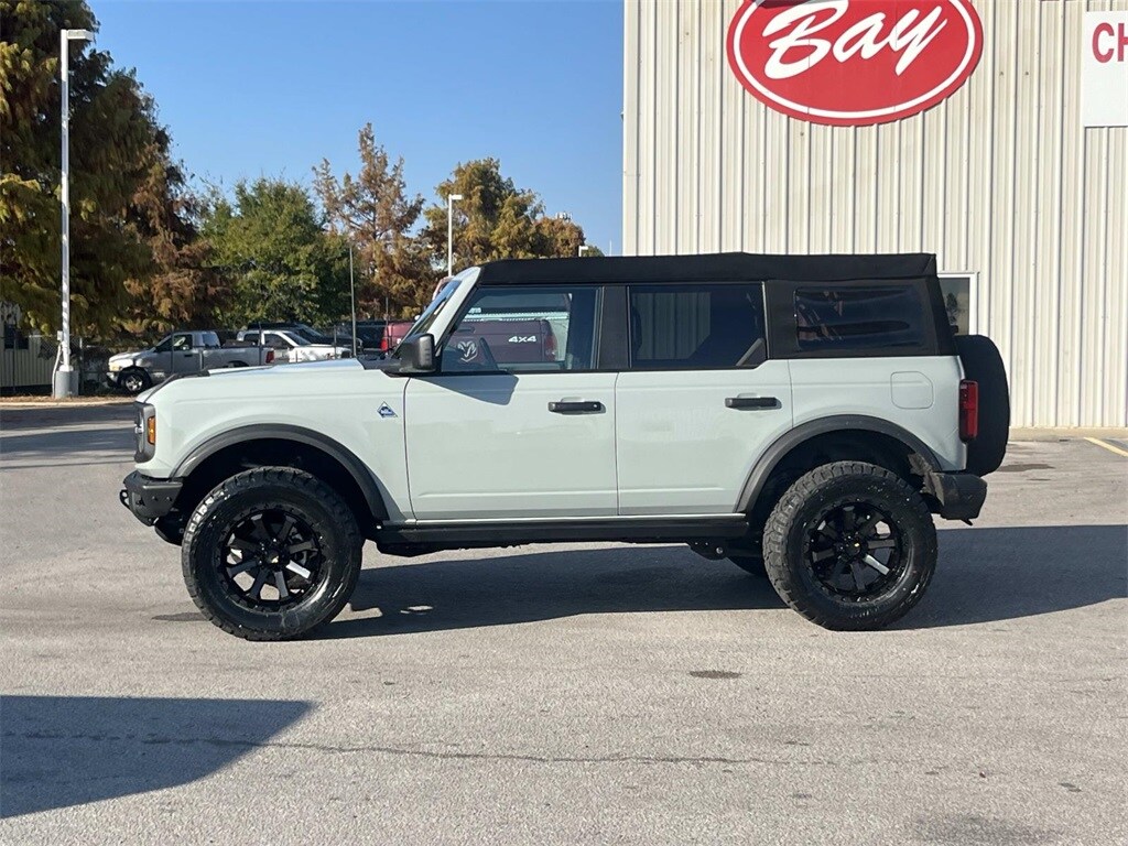 2023 Ford Bronco Black Diamond photo 2