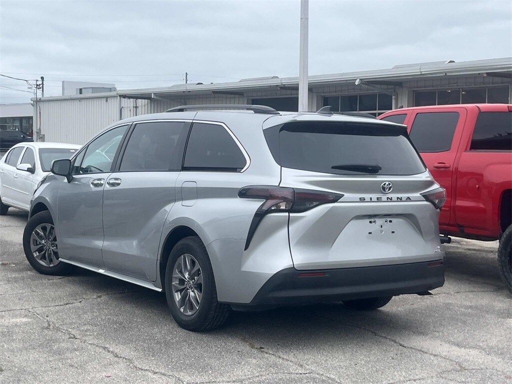 2024 Toyota Sienna XLE photo 3