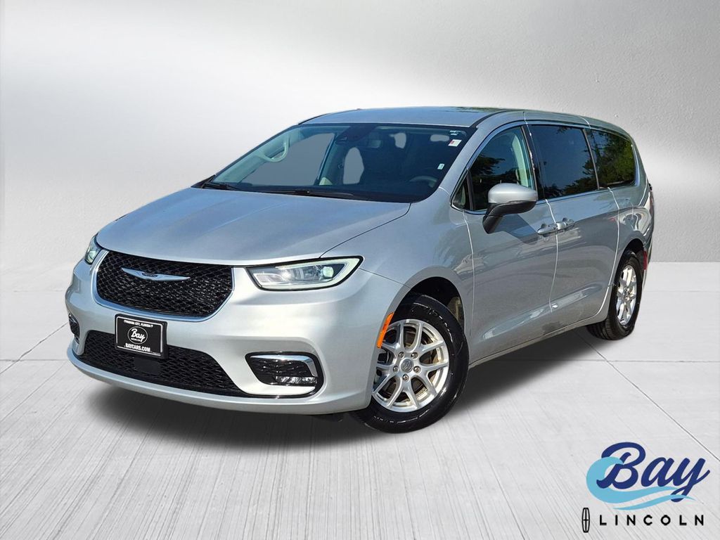 2023 Chrysler Pacifica Touring L's photo