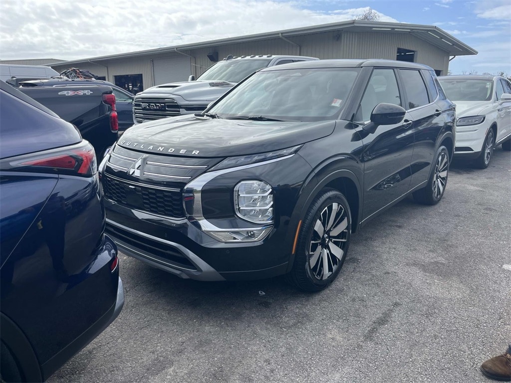 2026 Mitsubishi Outlander SE's photo