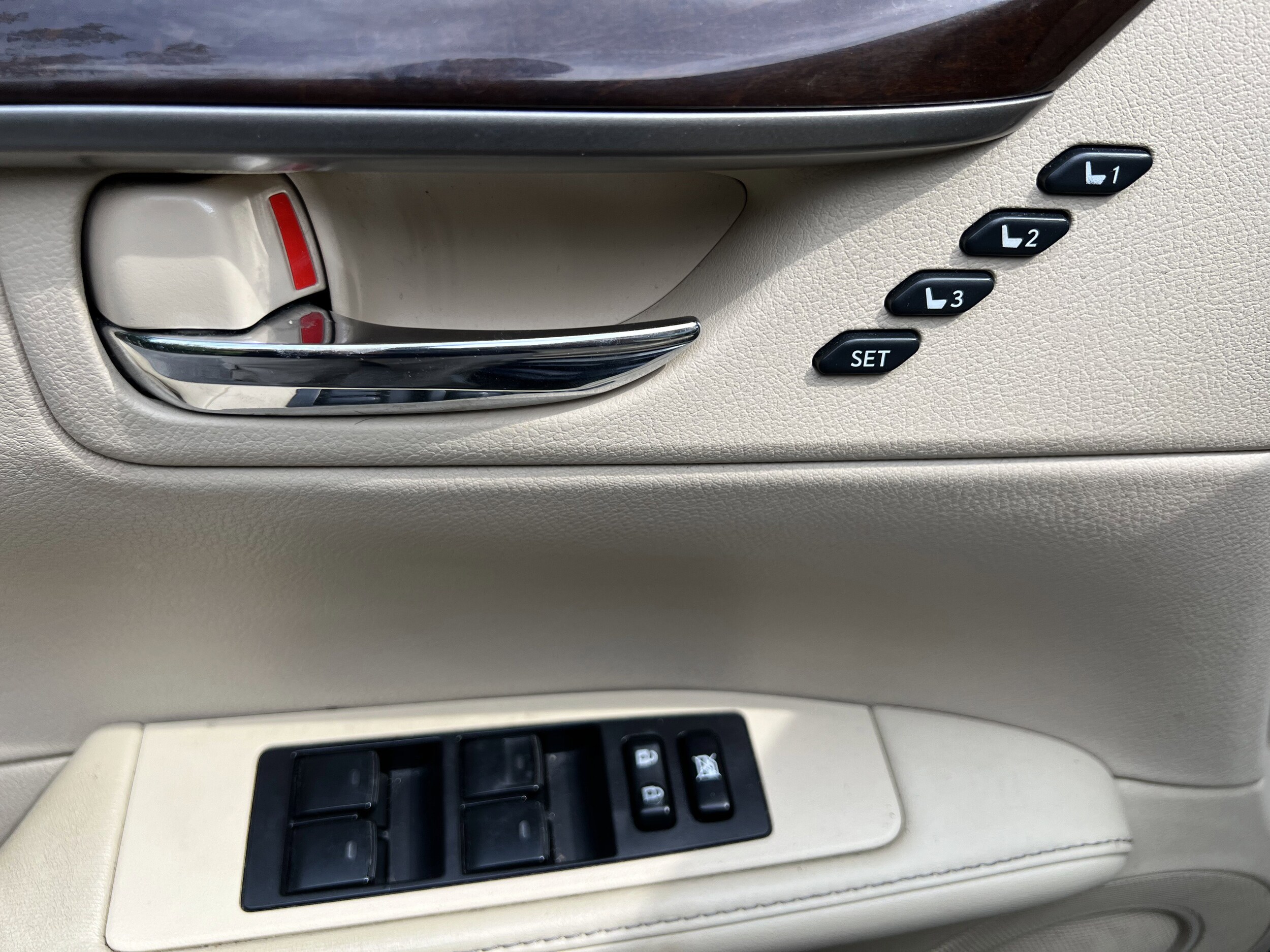 2014 Lexus ES 350 photo 2