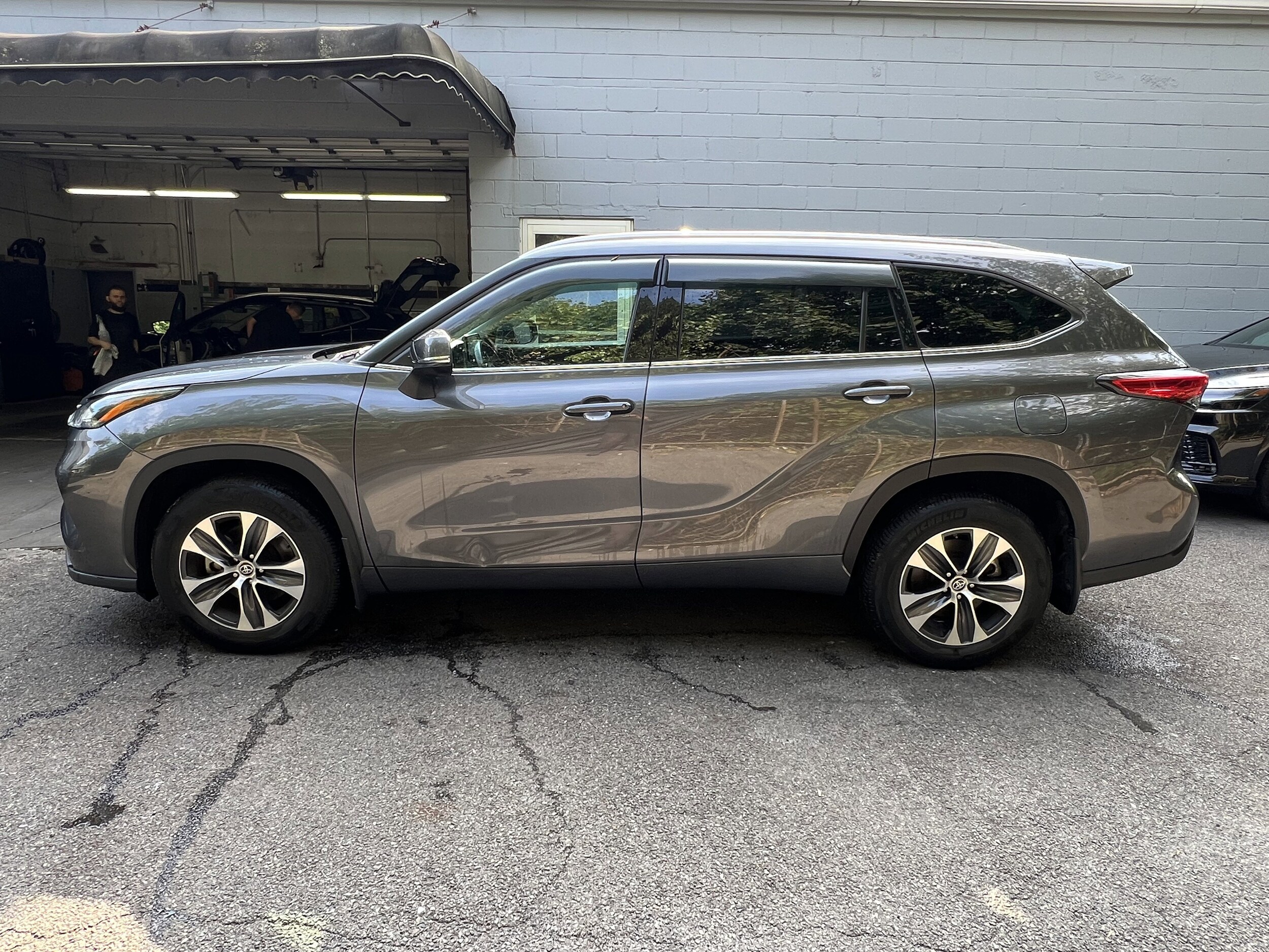 2022 Toyota Highlander XLE photo 2