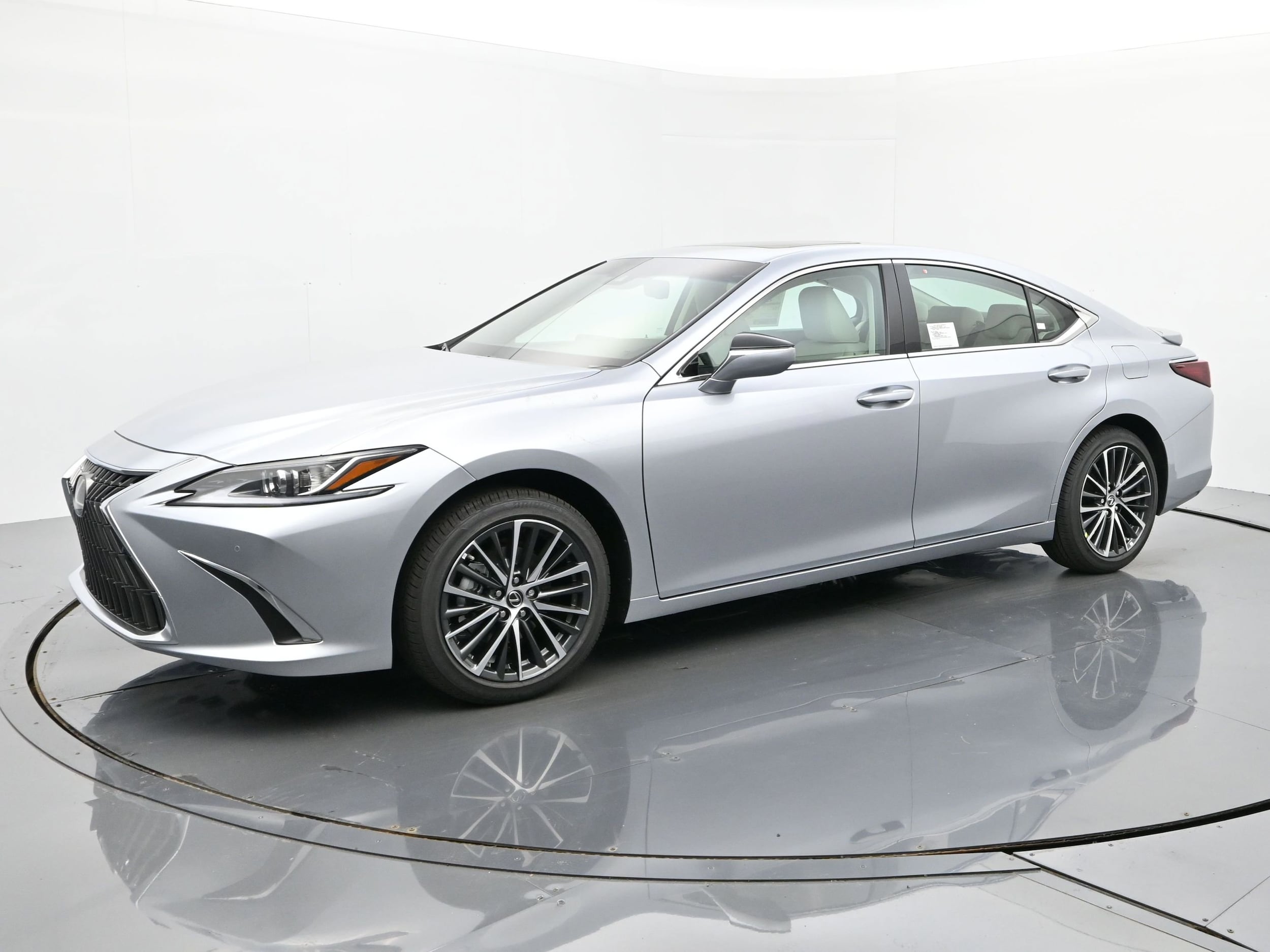 2025 Lexus ES Hybrid 300h's photo