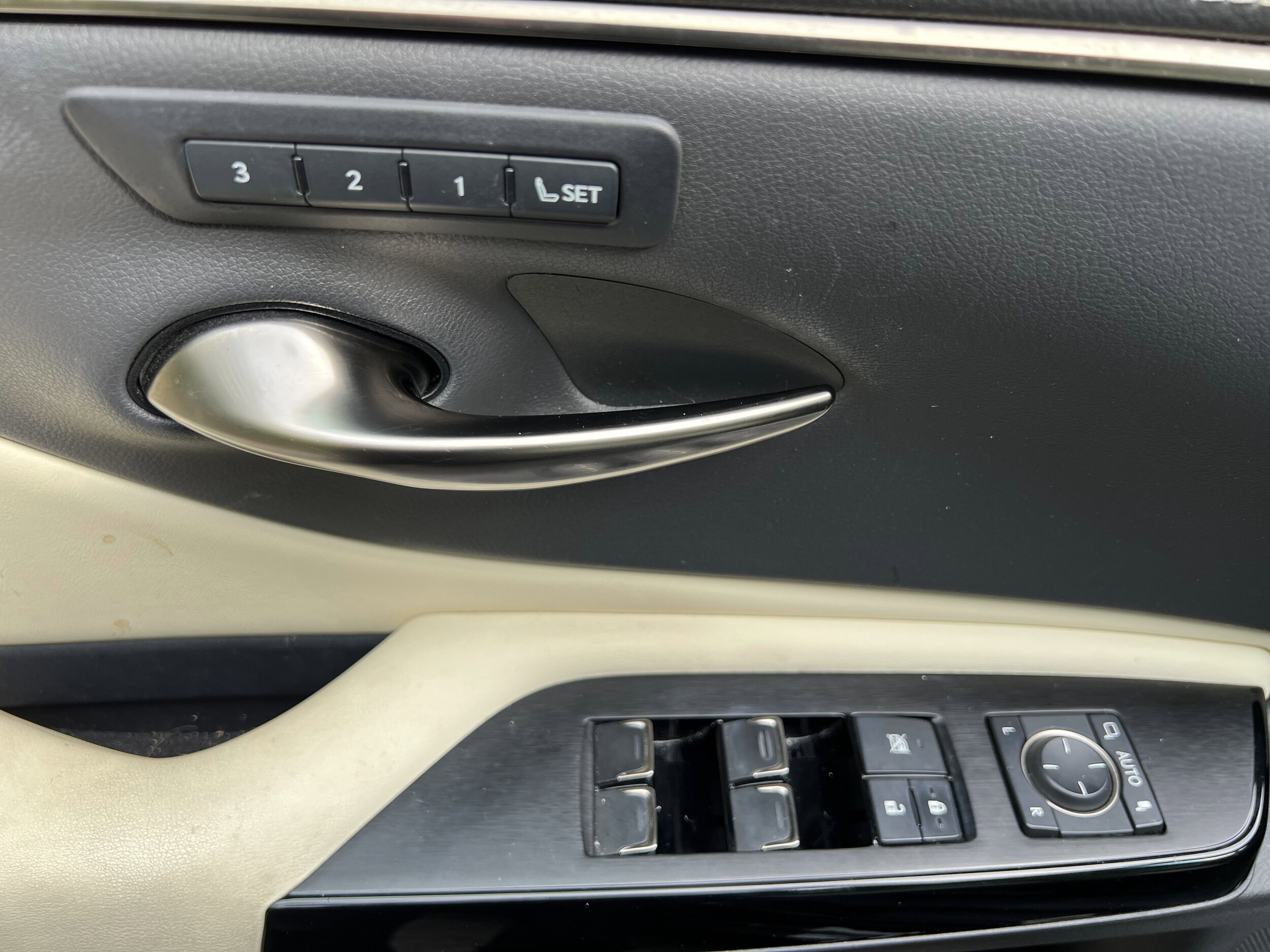 2022 Lexus ES 350 photo 2