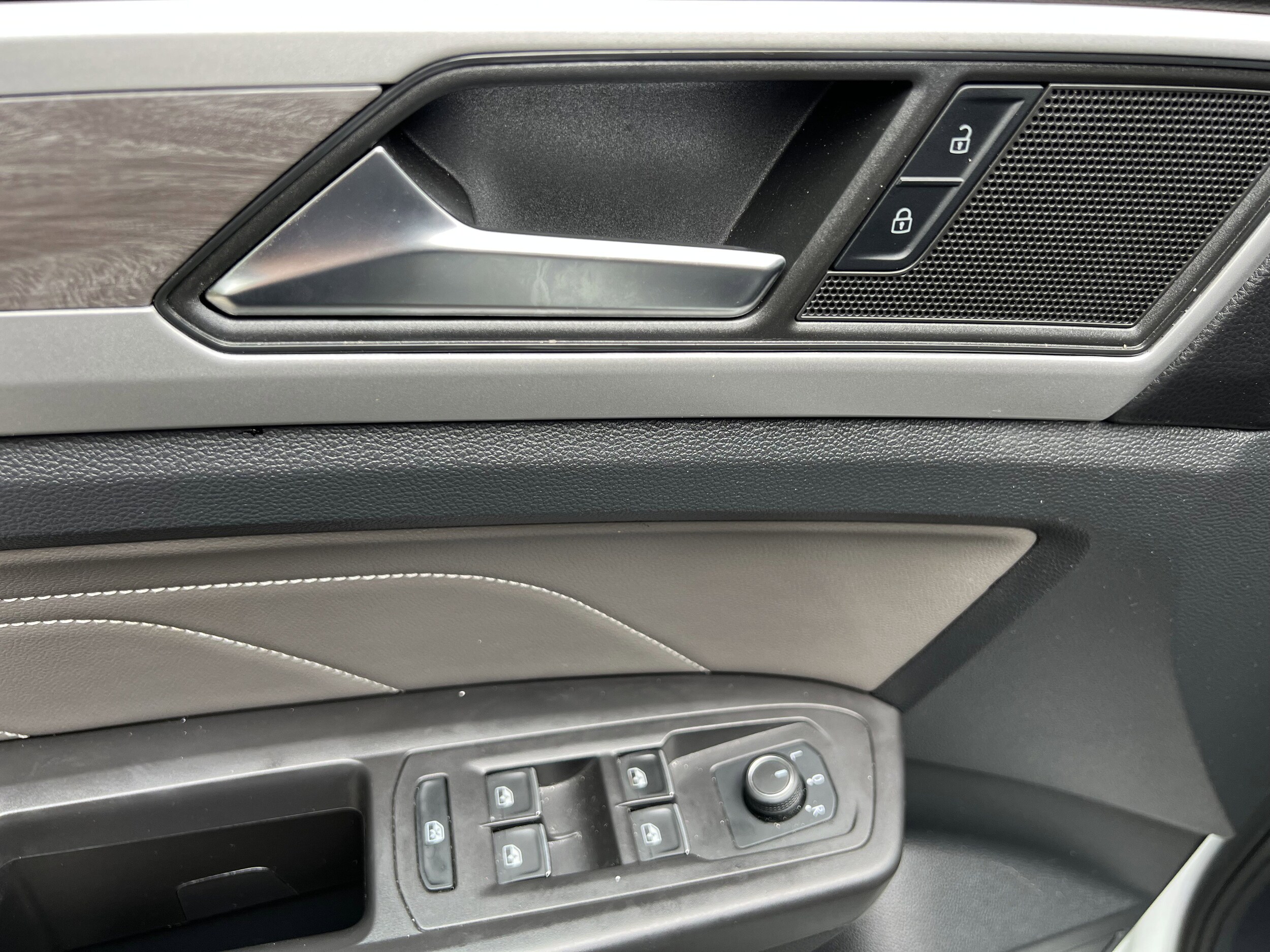2023 Volkswagen Atlas Cross Sport SE Technology photo 4