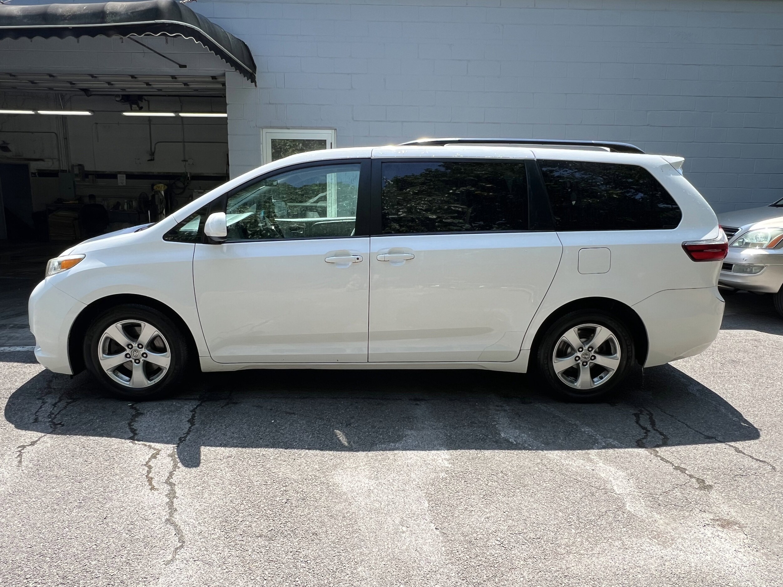 2017 Toyota Sienna L photo 2