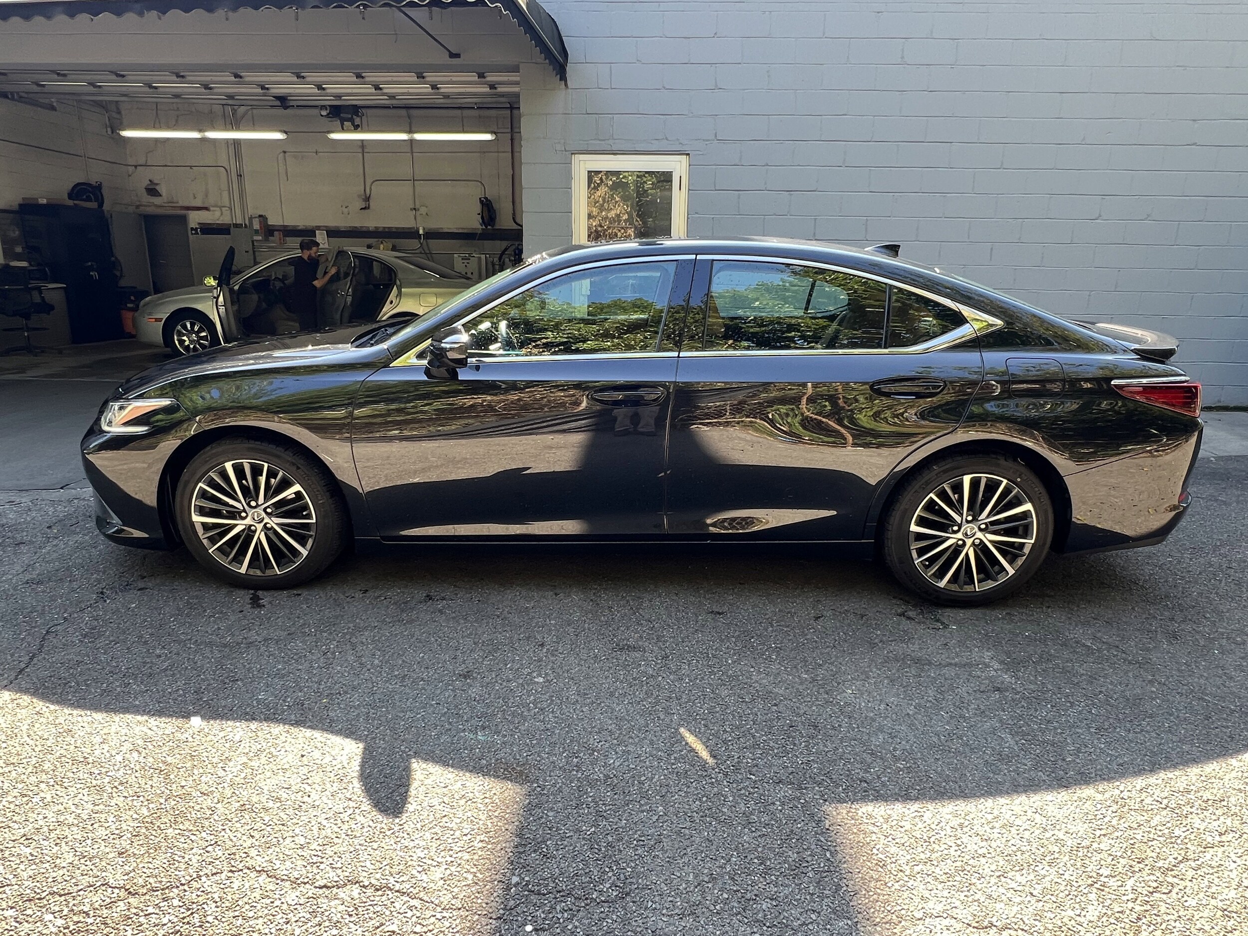 2022 Lexus ES 350 photo 2