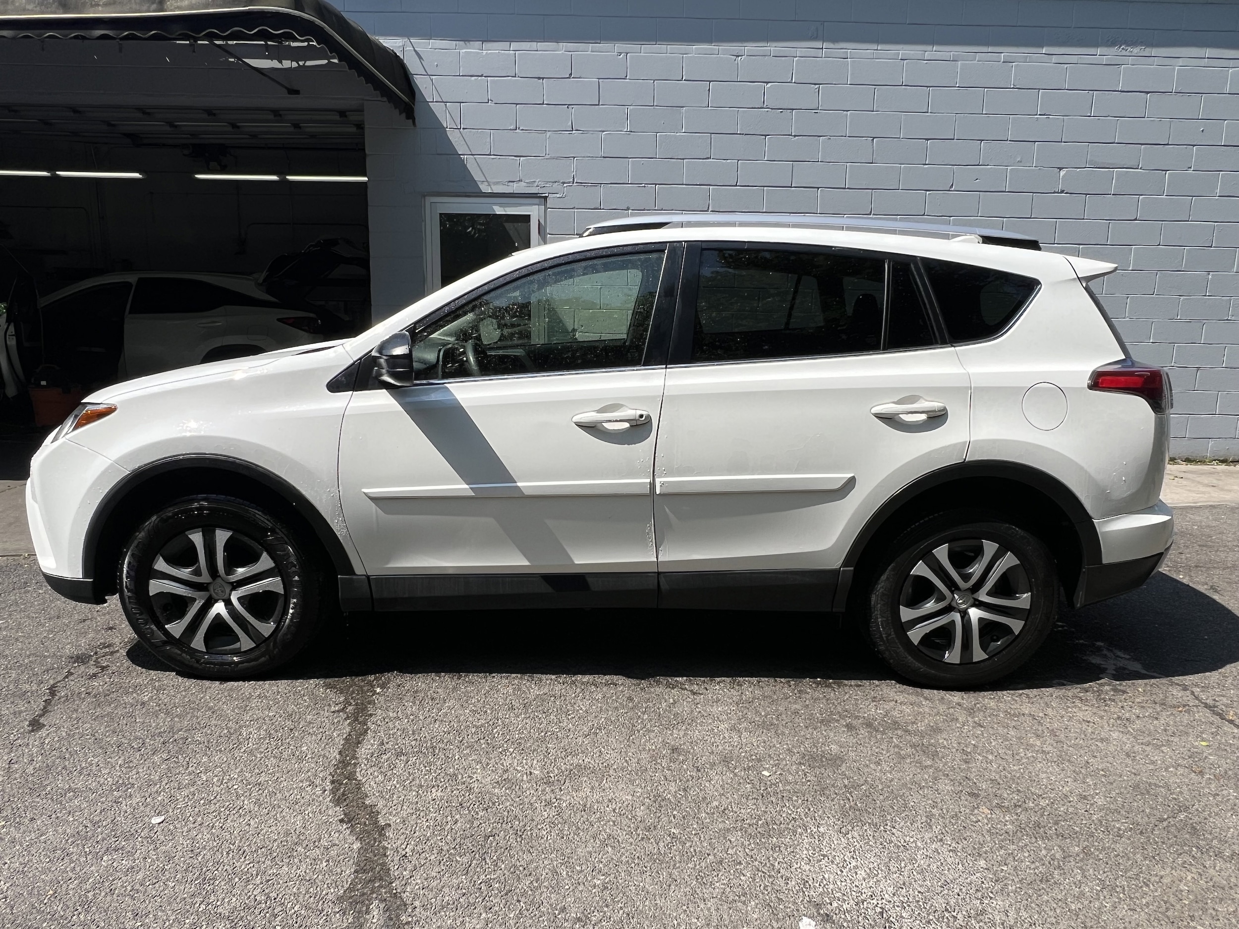 Used 2018 Toyota RAV4 LE with VIN JTMBFREVXJJ229202 for sale in Brooklyn, NY