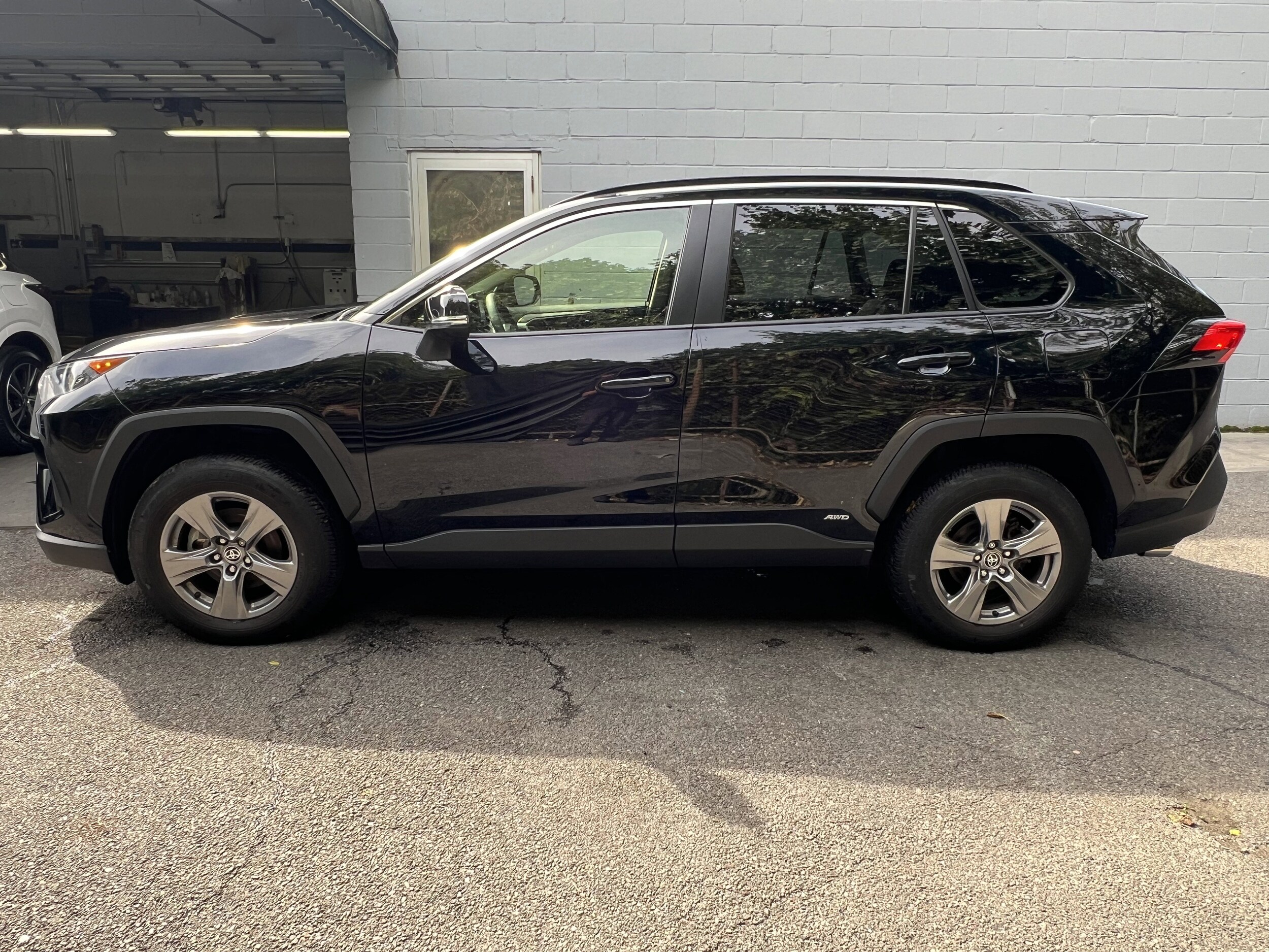 2022 Toyota RAV4 Hybrid LE photo 2
