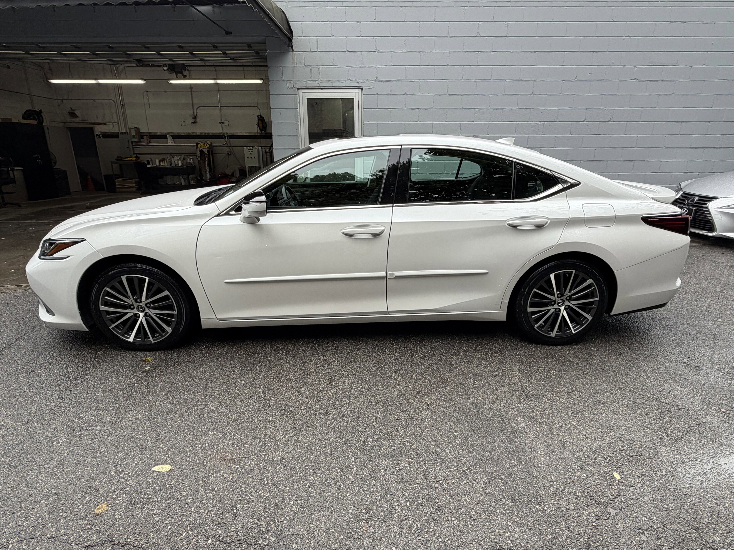 2023 Lexus ES 350 photo 3