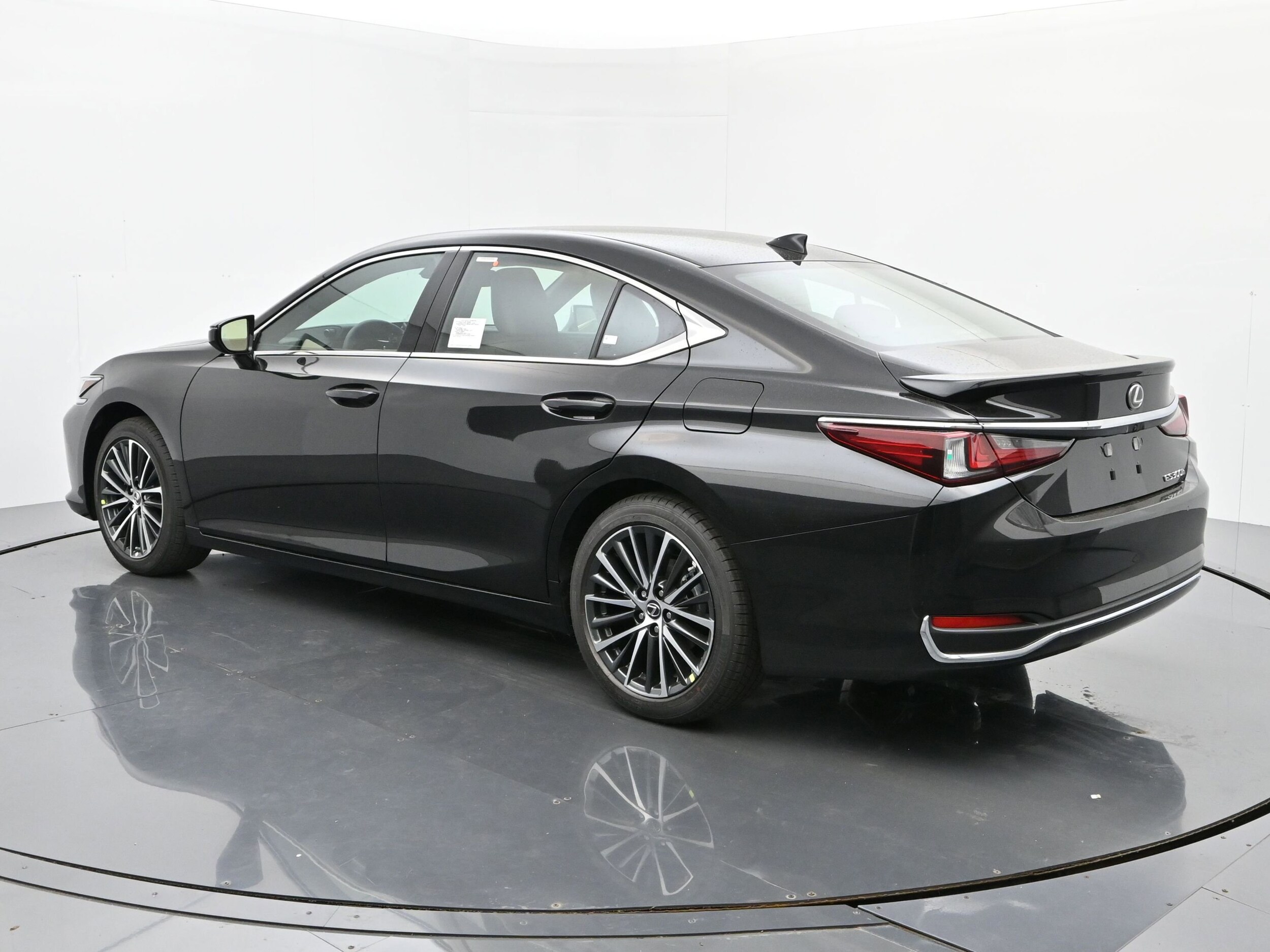 2025 Lexus ES 300h photo 3