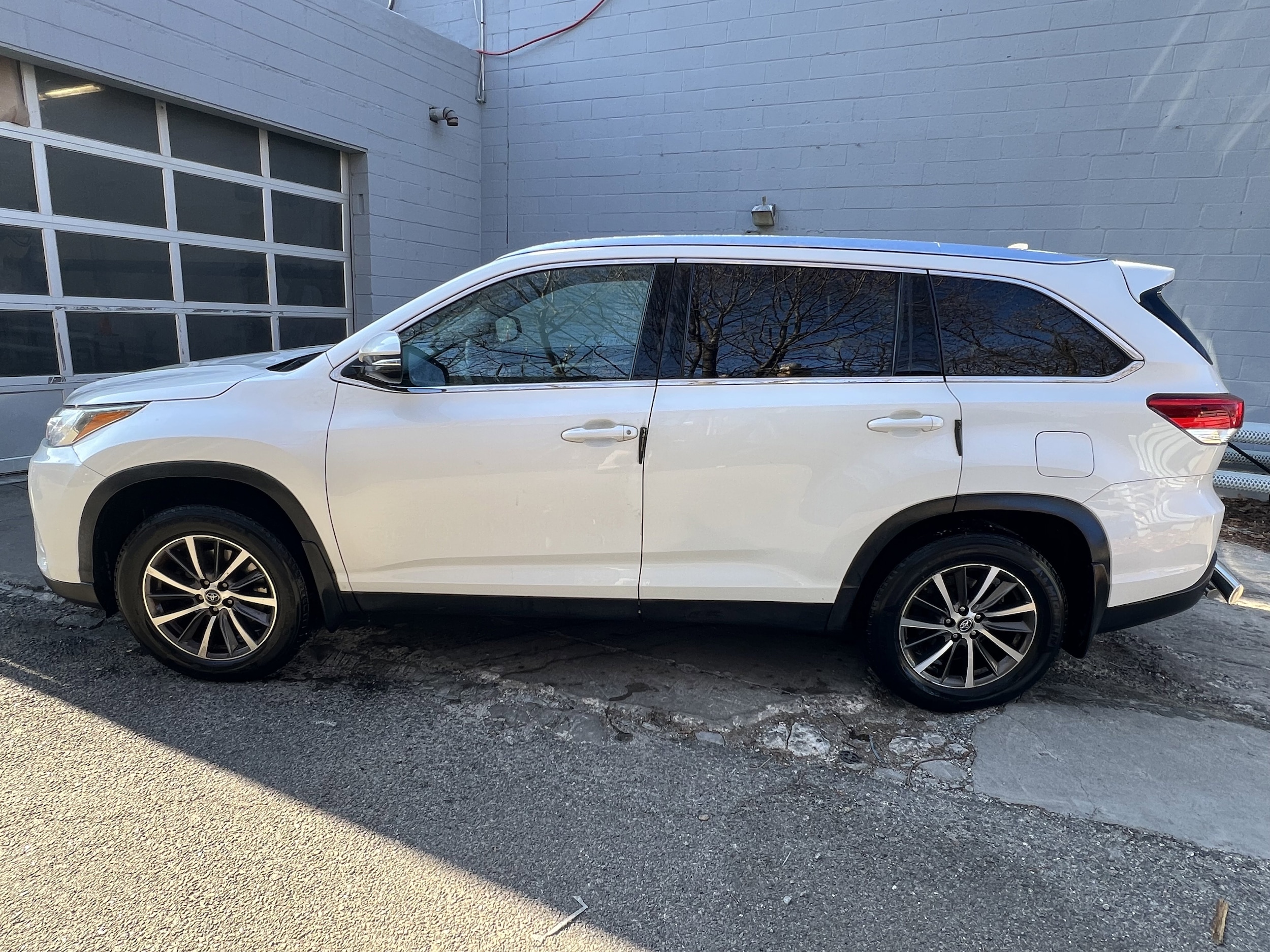 Used 2019 Toyota Highlander XLE with VIN 5TDJZRFH9KS608630 for sale in Brooklyn, NY
