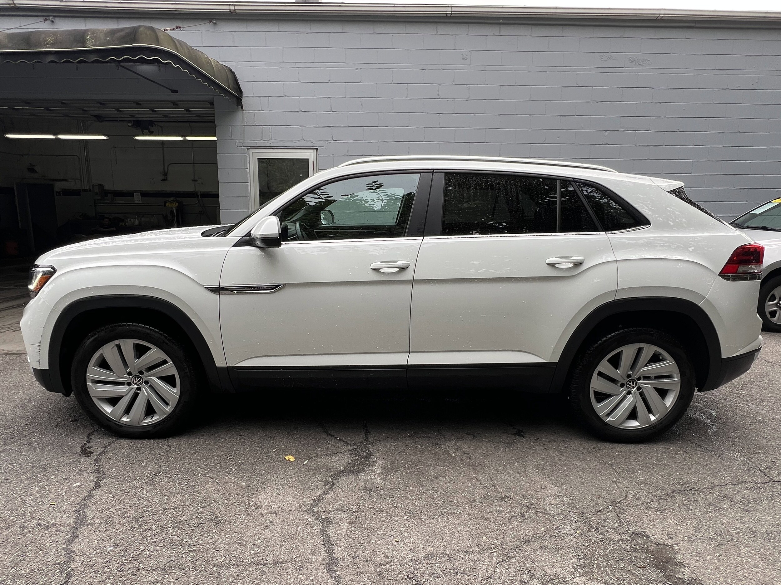 2023 Volkswagen Atlas Cross Sport SE Technology photo 3