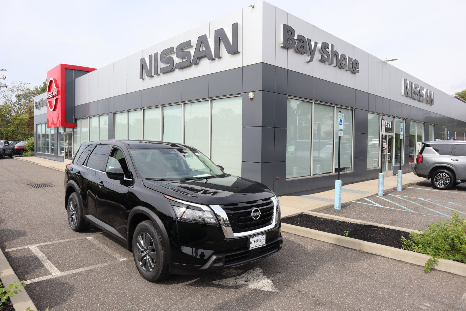 2025 Nissan Pathfinder S's photo