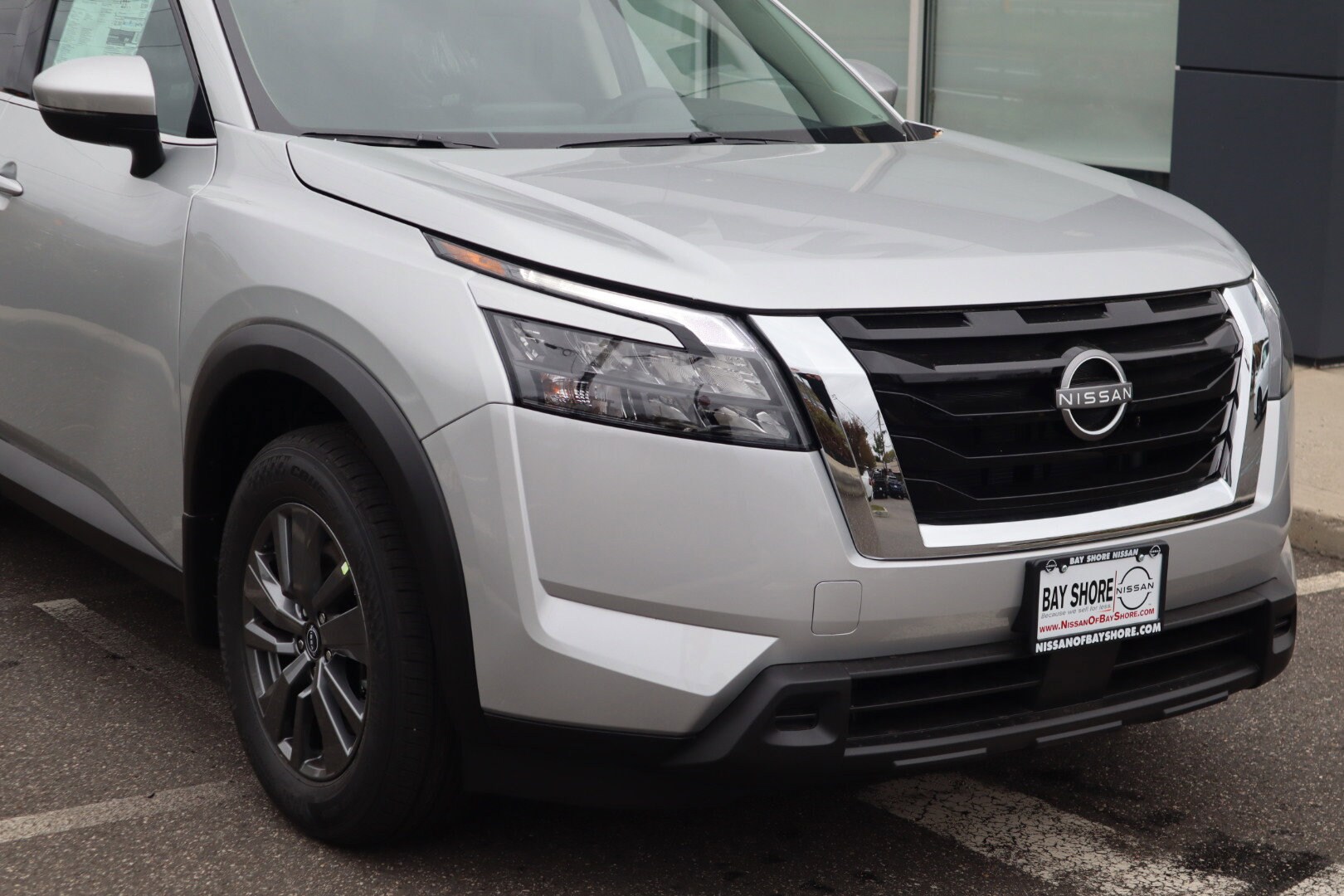 2025 Nissan Pathfinder SV photo 2