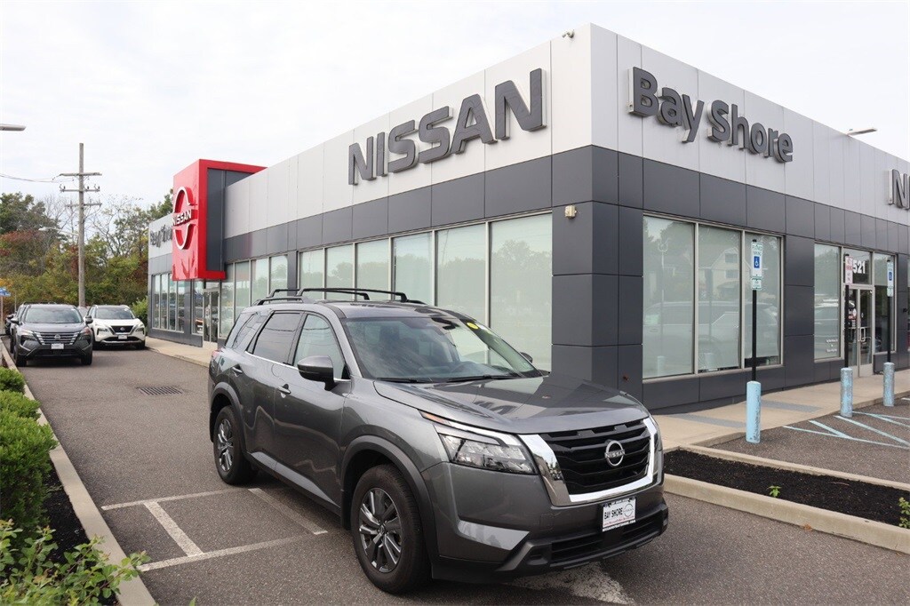 2025 Nissan Pathfinder SV photo 2