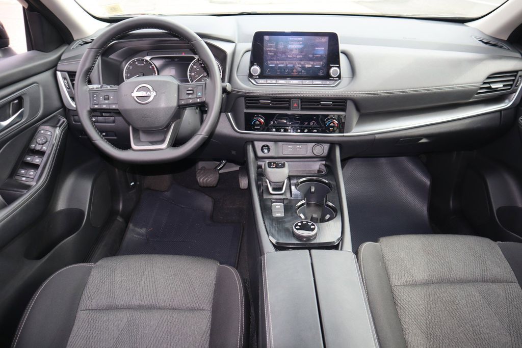 2025 Nissan Rogue SV - Photo 13
