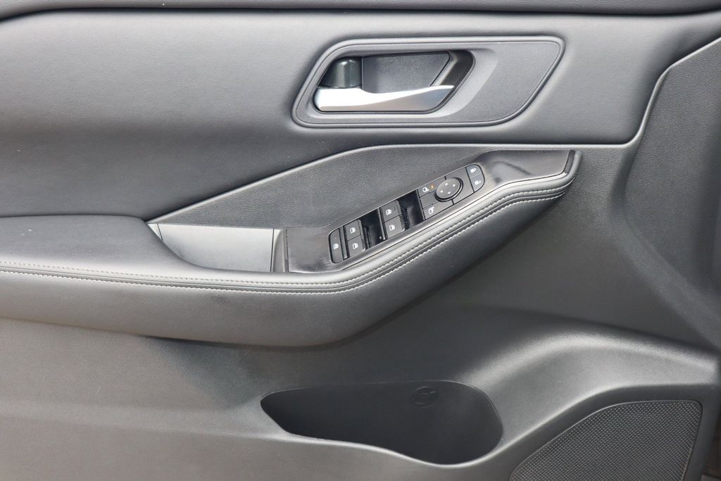 2025 Nissan Rogue SV - Photo 18