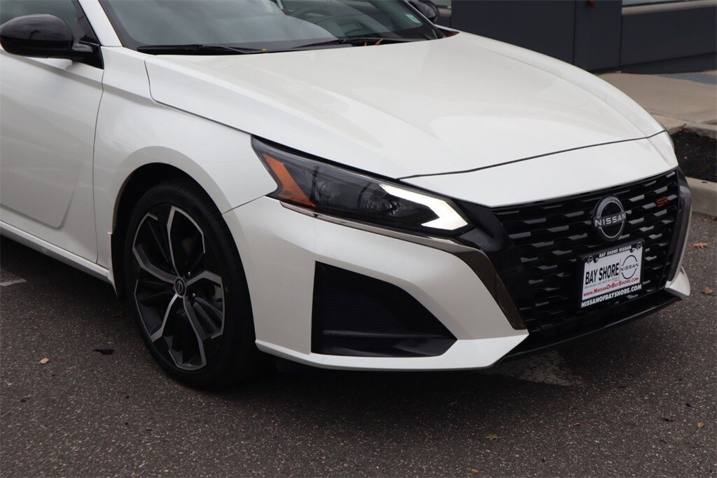2025 Nissan Altima SR photo 4