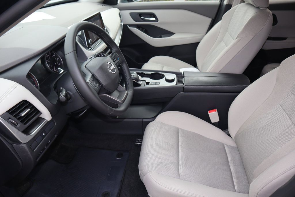 2025 Nissan Rogue SV - Photo 17