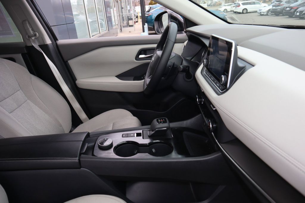 2025 Nissan Rogue SV - Photo 23
