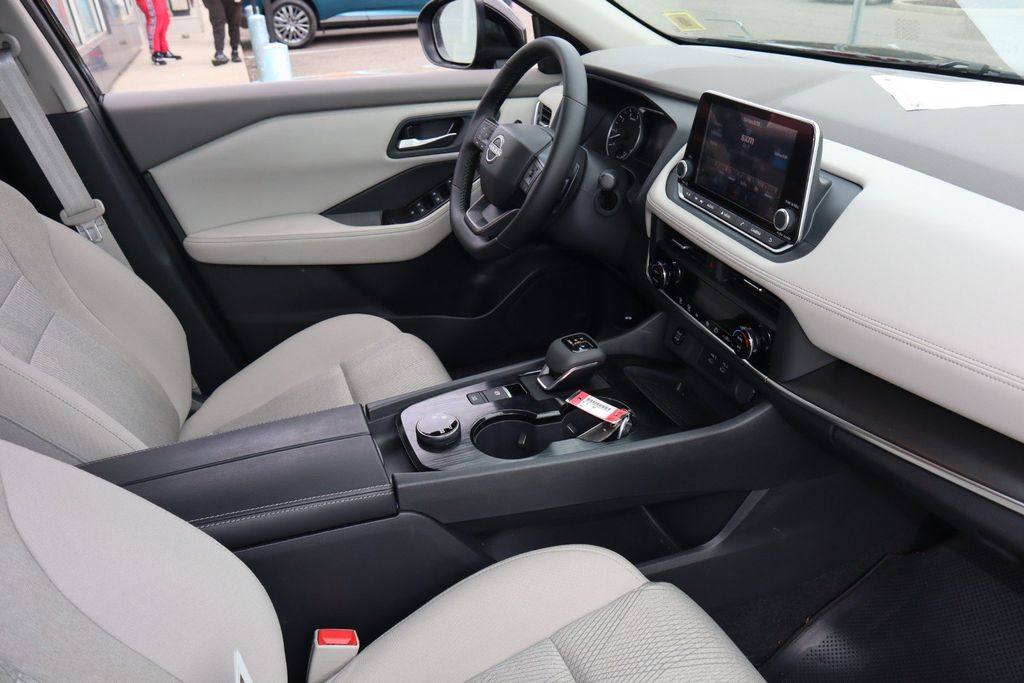 2025 Nissan Rogue SV - Photo 24