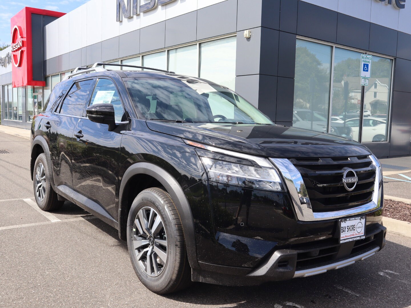 2025 Nissan Pathfinder SL photo 2