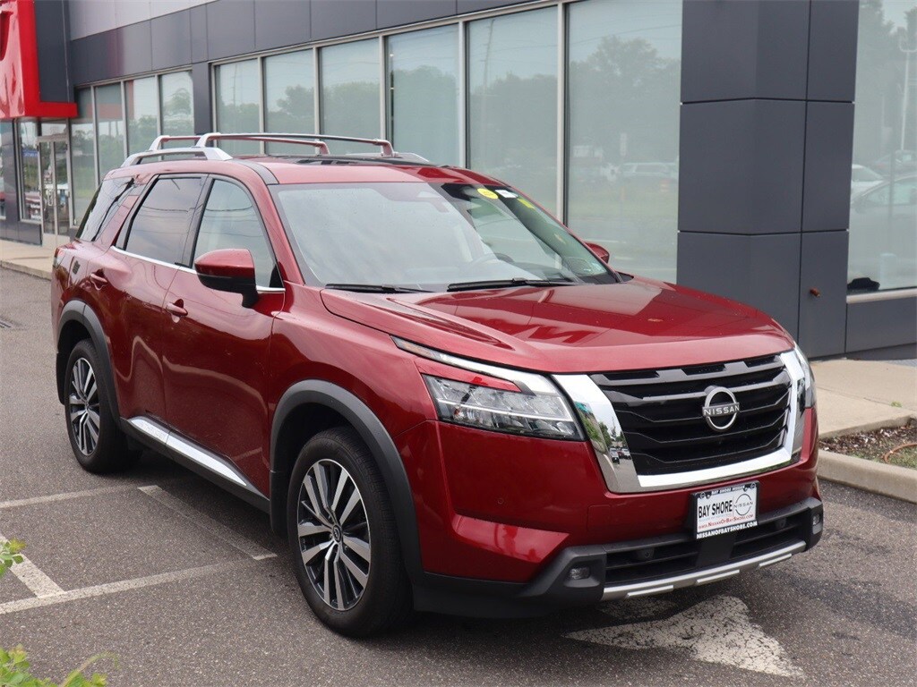 2022 Nissan Pathfinder Platinum photo 3