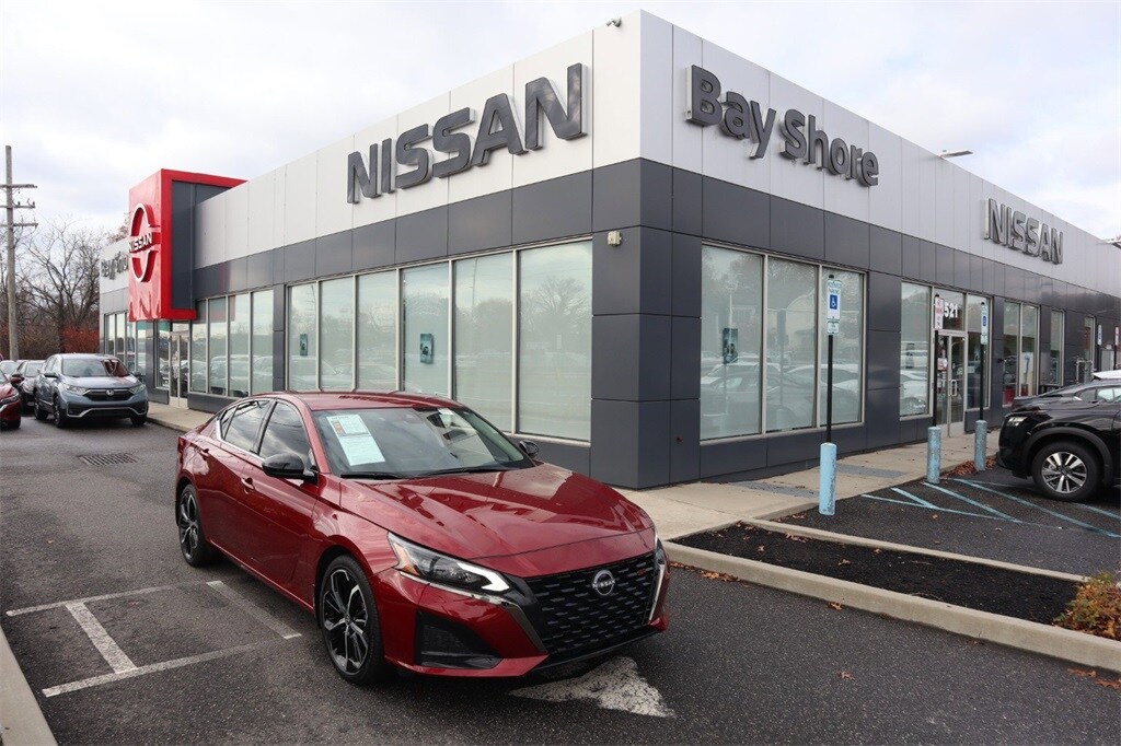 2025 Nissan Altima SR photo 2