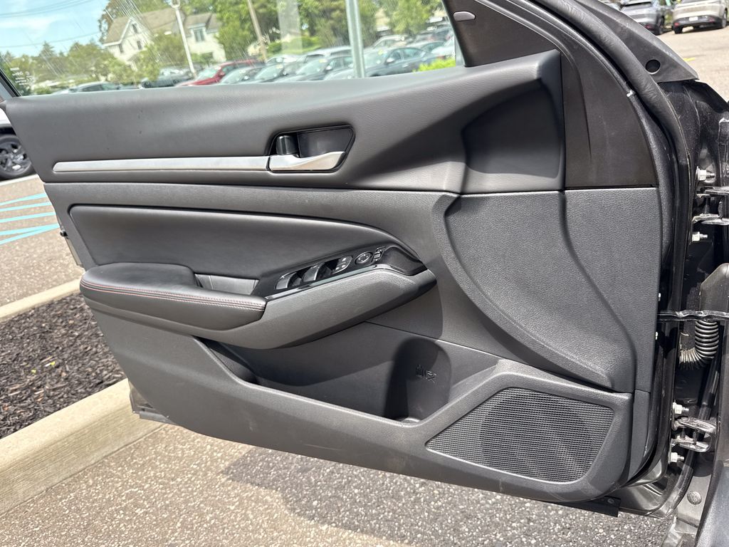 2025 Nissan Altima SR - Photo 24