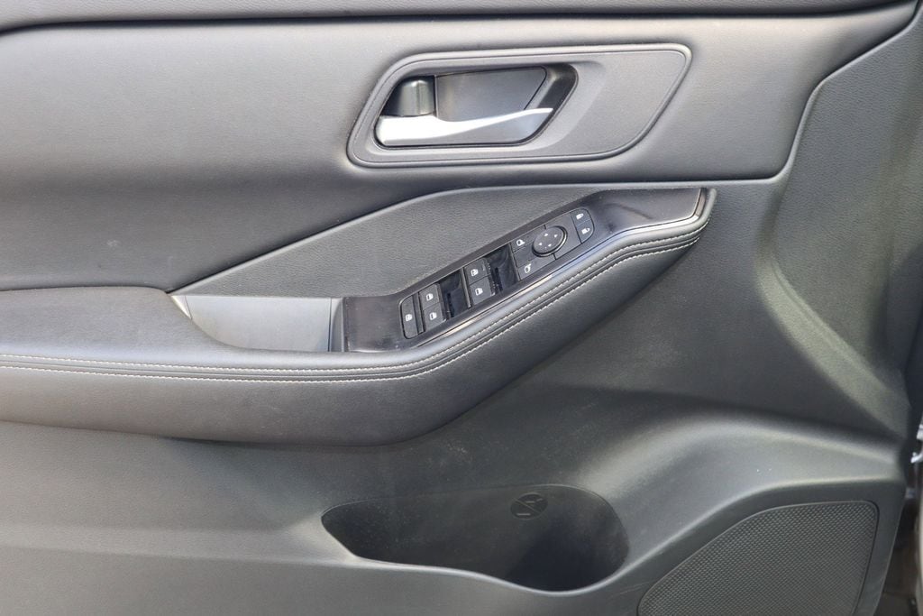 2025 Nissan Rogue SV - Photo 18
