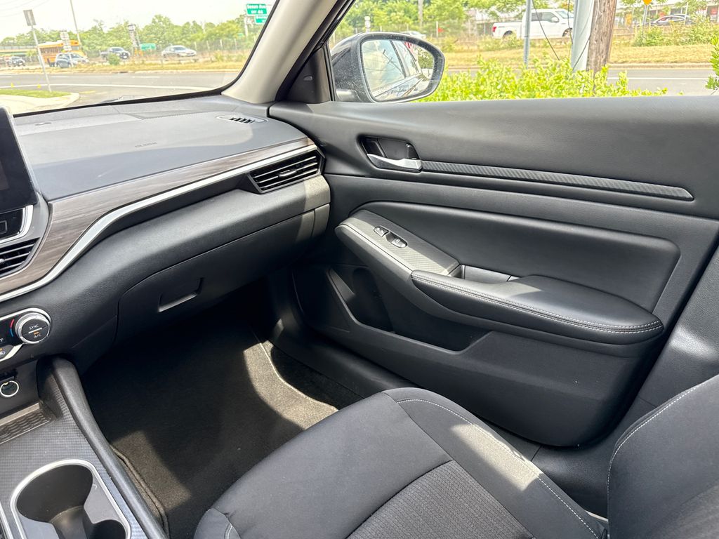 2025 Nissan Altima SV - Photo 16