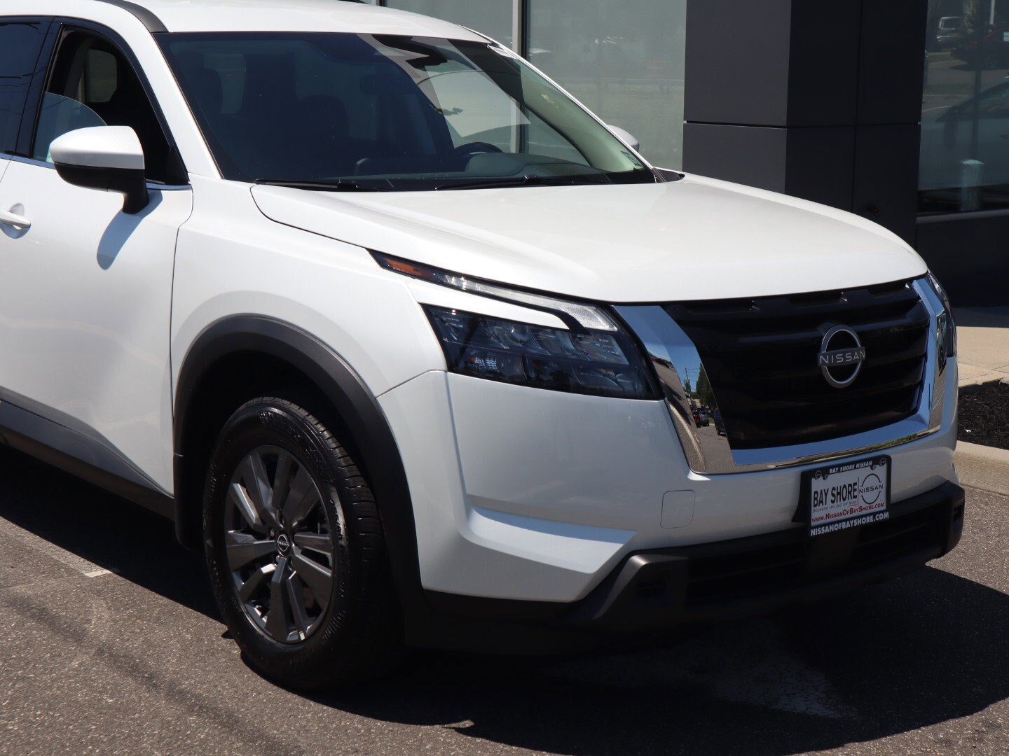 2025 Nissan Pathfinder SV photo 2