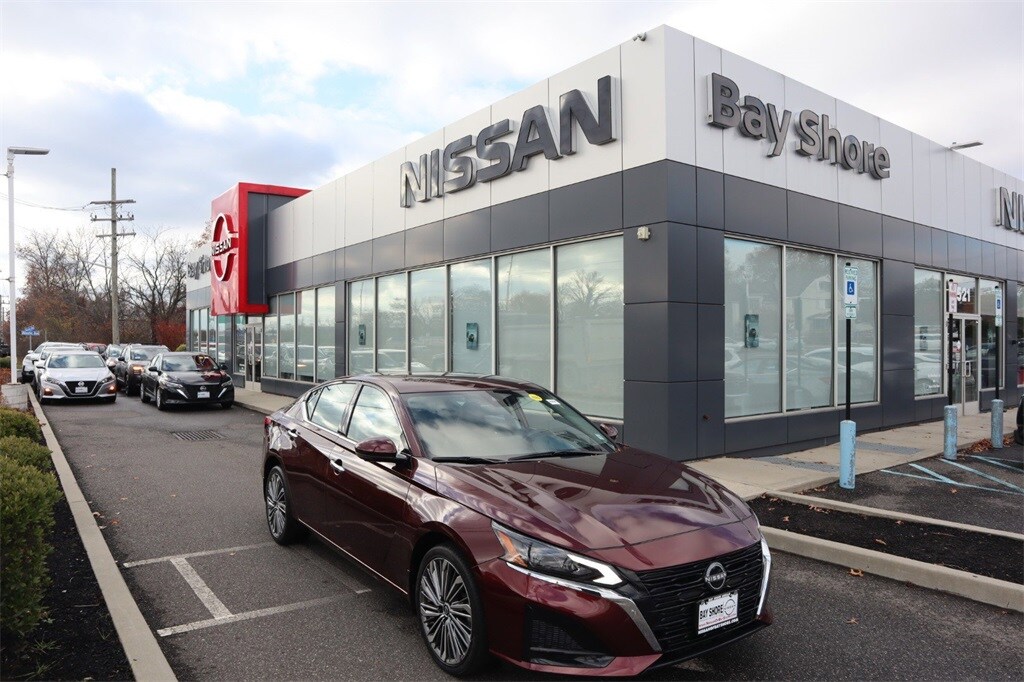 2025 Nissan Altima SL photo 2