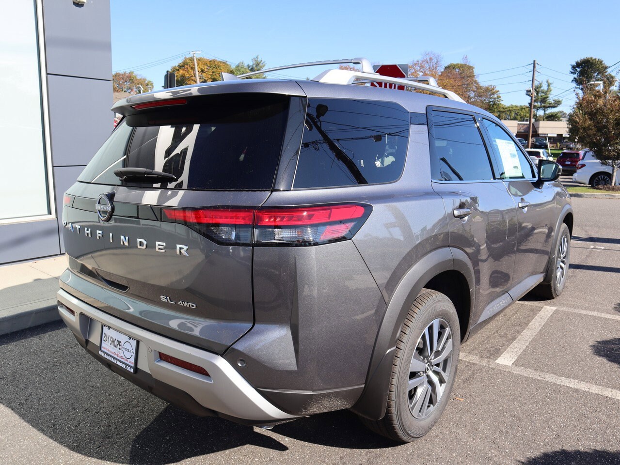 2025 Nissan Pathfinder SL photo 2