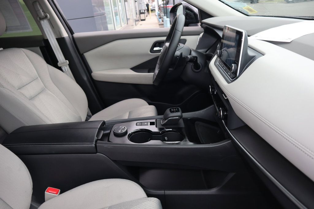 2025 Nissan Rogue SV - Photo 22