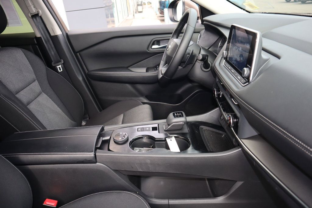 2025 Nissan Rogue SV - Photo 24