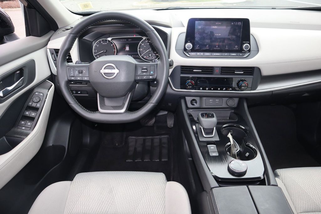 2025 Nissan Rogue SV - Photo 13