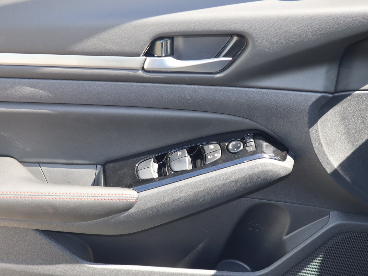 2025 Nissan Altima SR - Photo 18