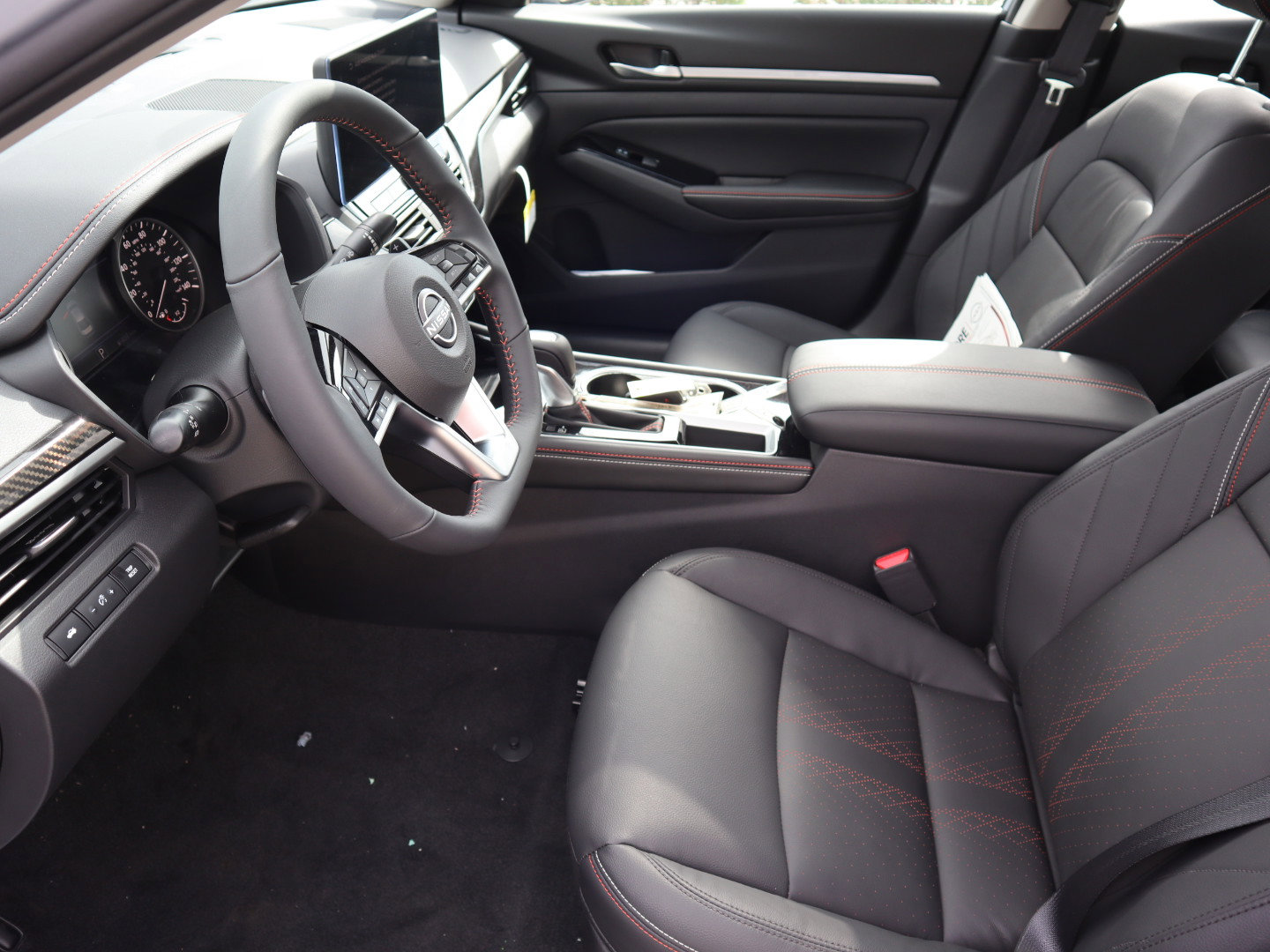 2025 Nissan Altima SR - Photo 13