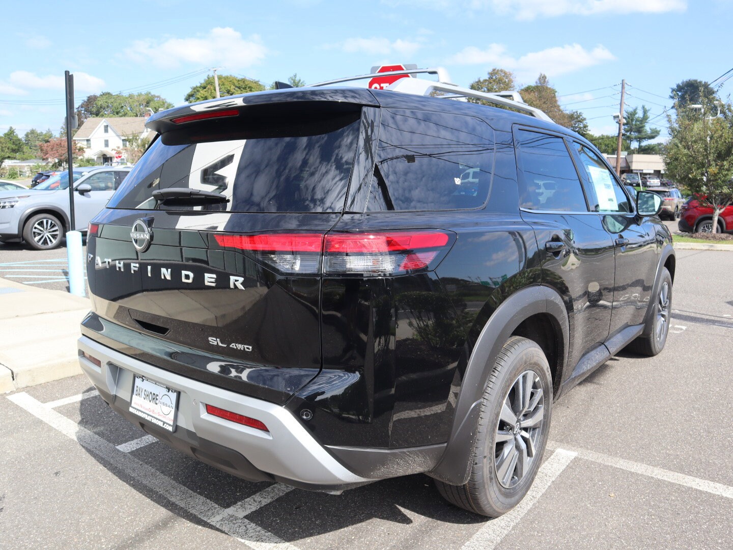 2025 Nissan Pathfinder SL photo 3