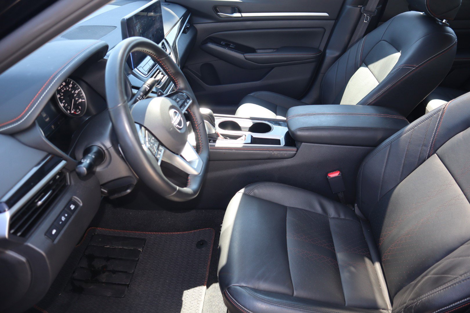 2025 Nissan Altima SR - Photo 17