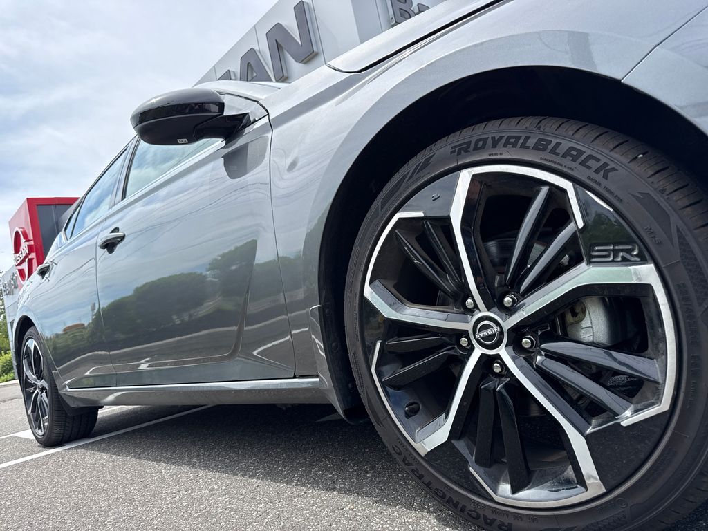 2025 Nissan Altima SR - Photo 9