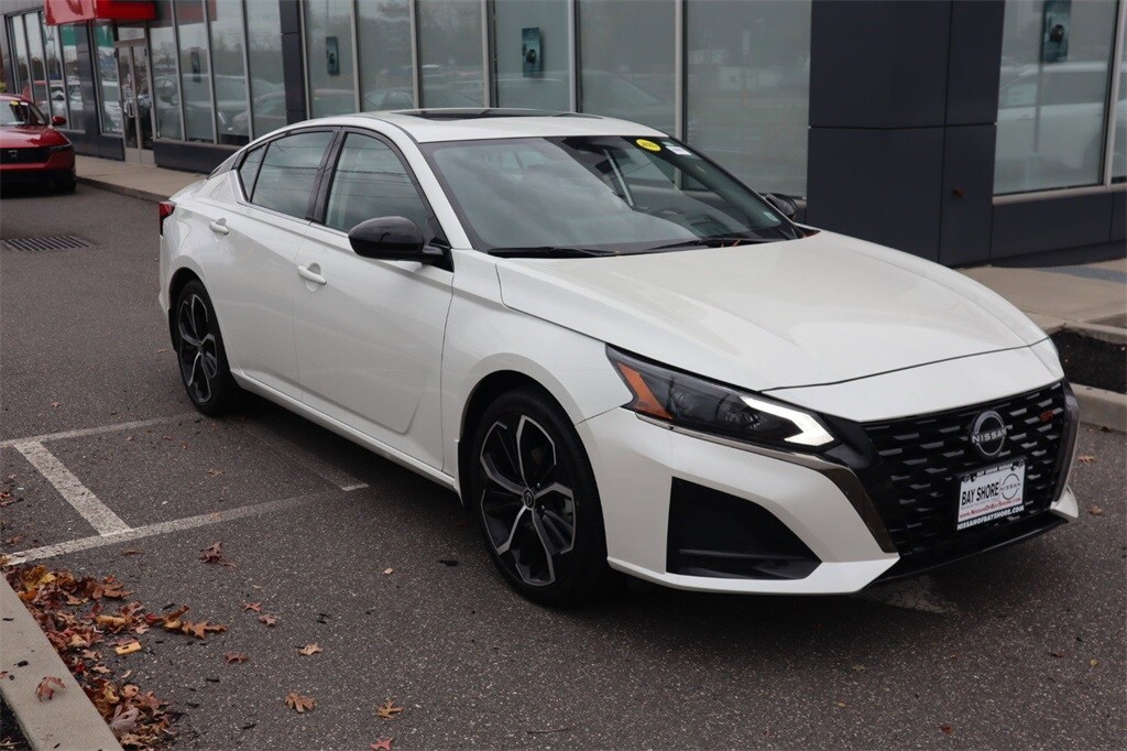 2025 Nissan Altima SR photo 3