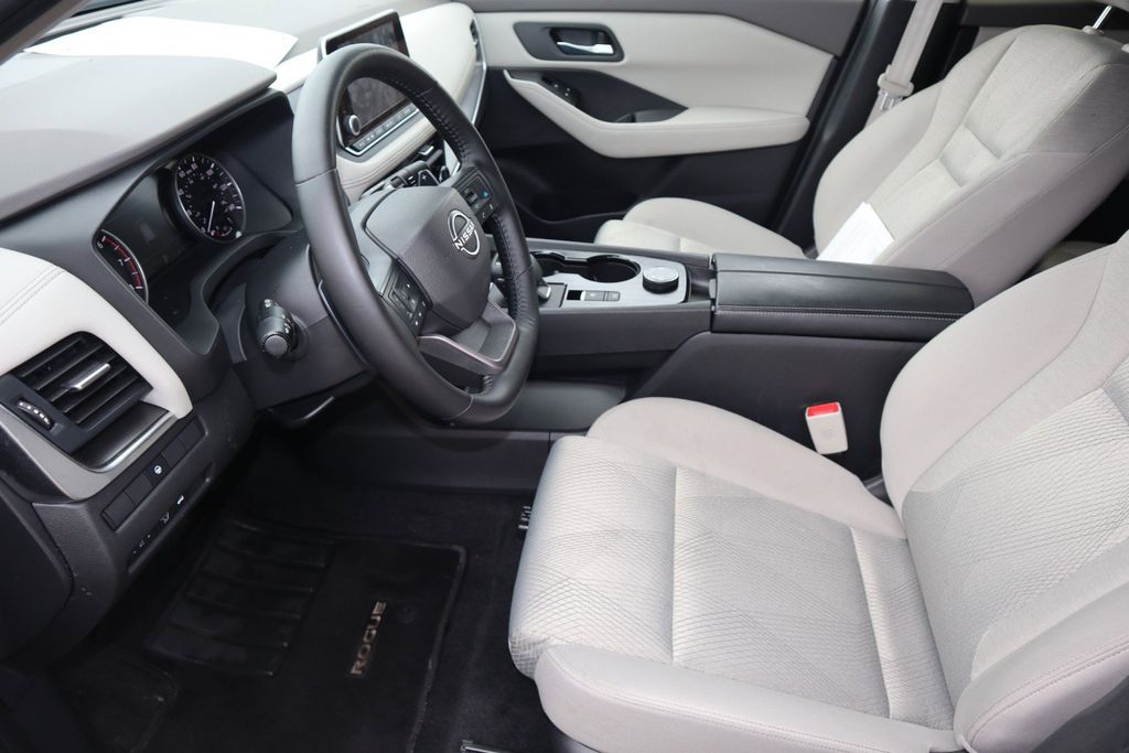 2025 Nissan Rogue SV - Photo 15