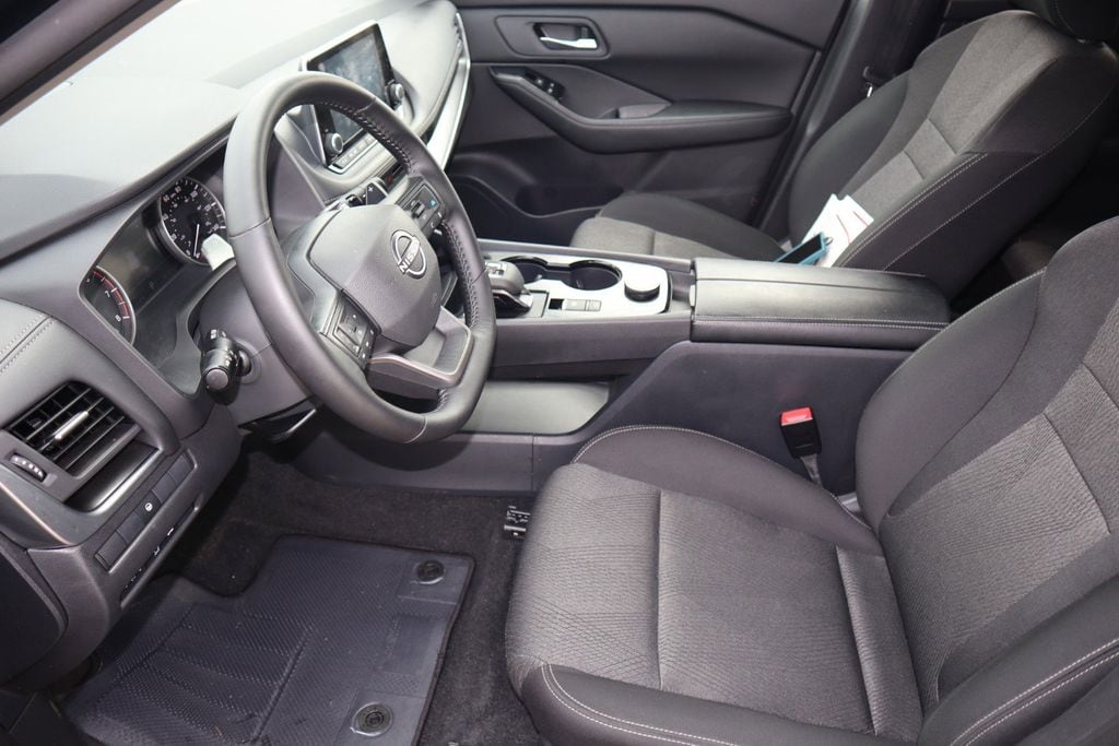2025 Nissan Rogue SV - Photo 16