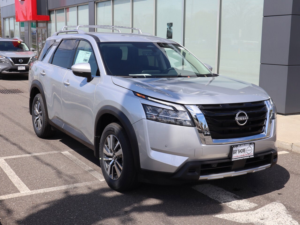 2025 Nissan Pathfinder SL photo 2