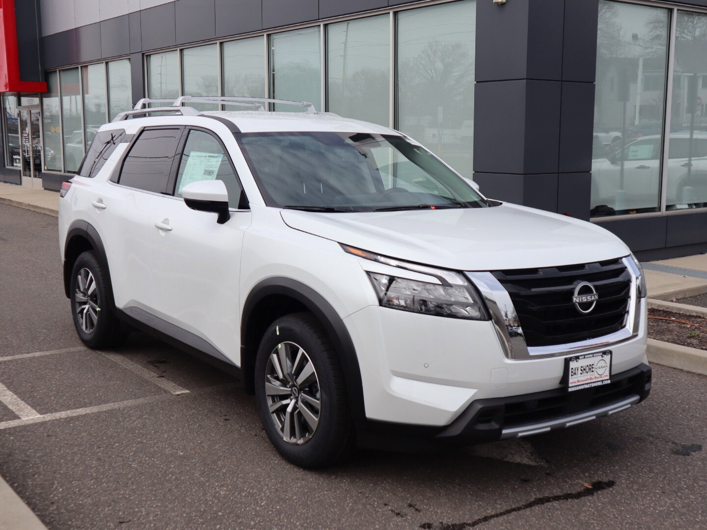 2025 Nissan Pathfinder SL photo 2